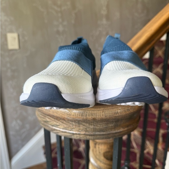 CRANE ladies lightweight slip on sneaker NWOT size 8, perfect condition, blue - Picture 9 of 10